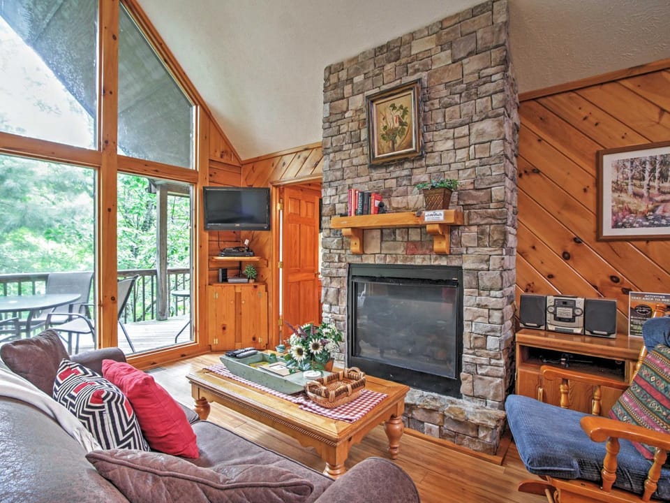 < 2 Mi to Dollywood! Hot Tub Hideaway in Smokies House in Sevier County