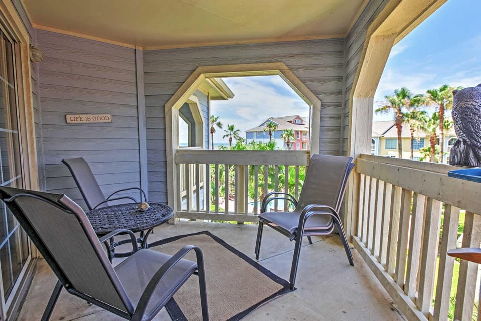 Steps to Beach & Pool! Colorful Galveston Retreat House in Galveston Island