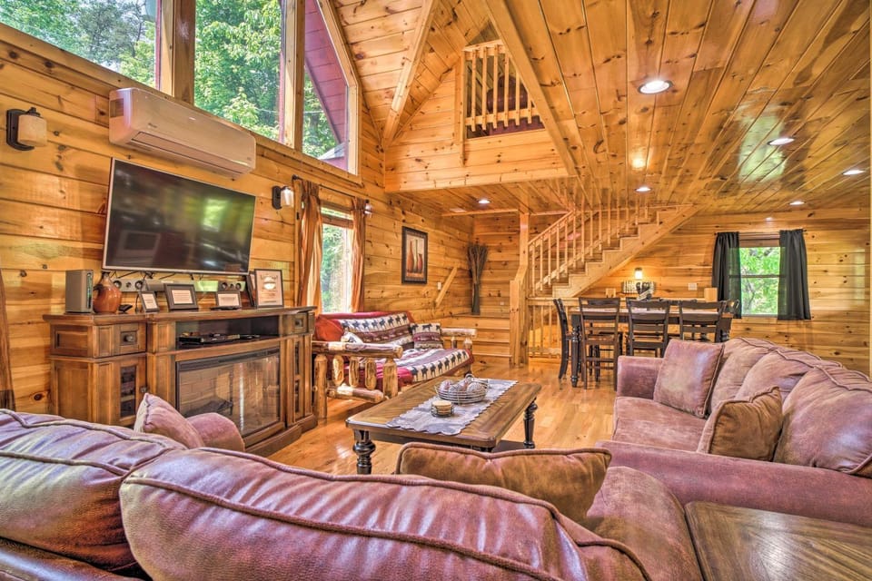 Saltwater Pool & Mtn-View Deck: Pigeon Forge Cabin Cabin in Pigeon Forge