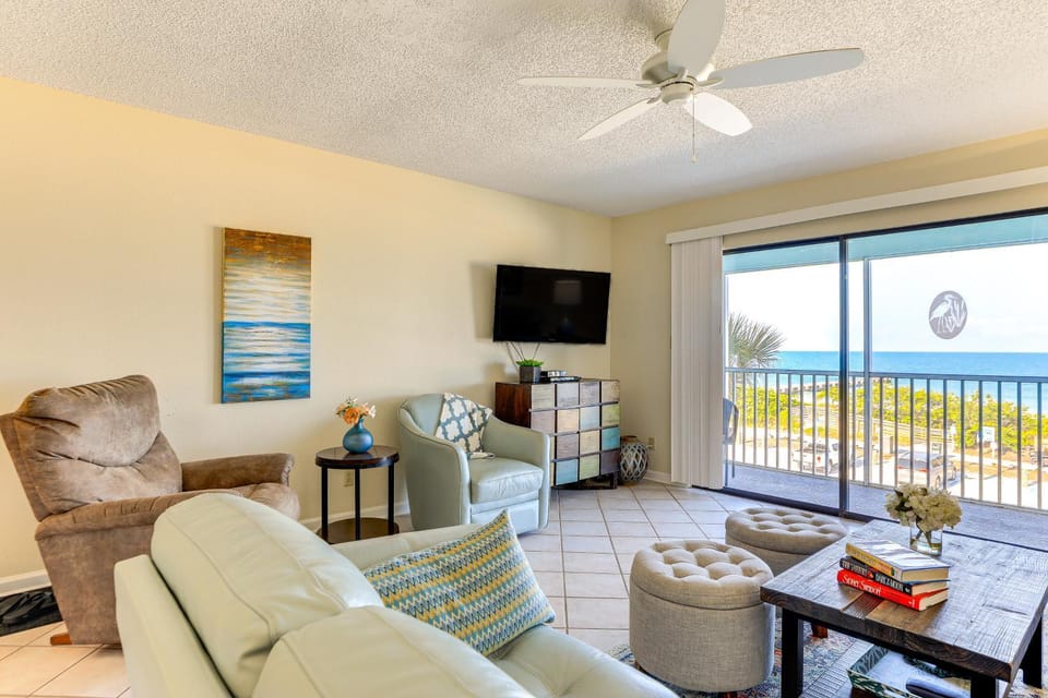 Gulf Views & Pool Access: Bradenton Beach Condo! House in Bradenton Beach