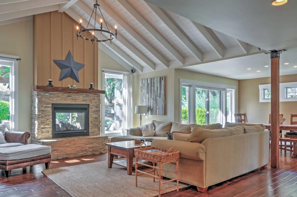 Gorgeous Wapato Point Lakehouse with Private Hot Tub House in Manson