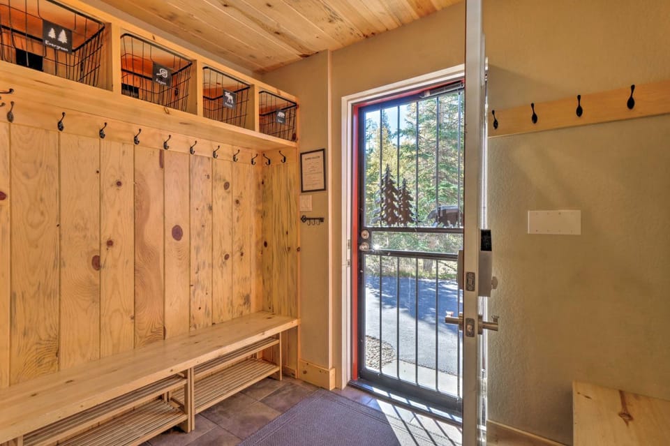 Luxury 4 BR Cabin: 2 King Suites on Shuttle Route Cabin in Fraser