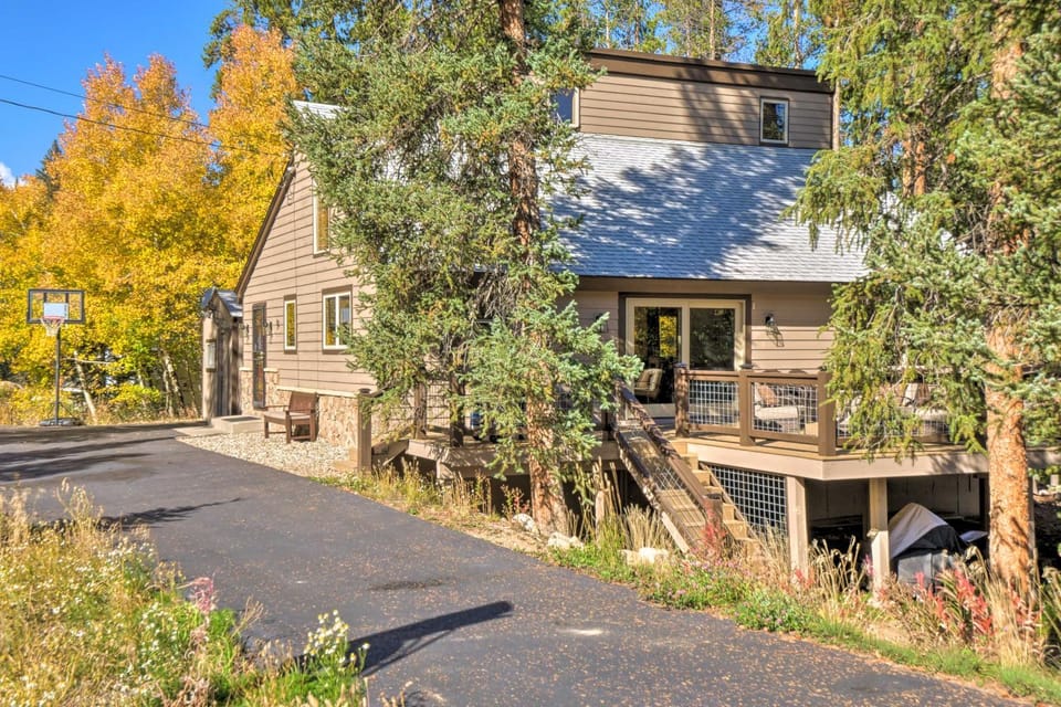 Luxury 4 BR Cabin: 2 King Suites on Shuttle Route Cabin in Fraser