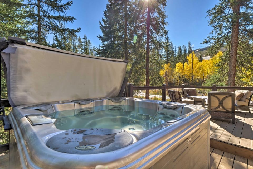 Luxury 4 BR Cabin: 2 King Suites on Shuttle Route Cabin in Fraser