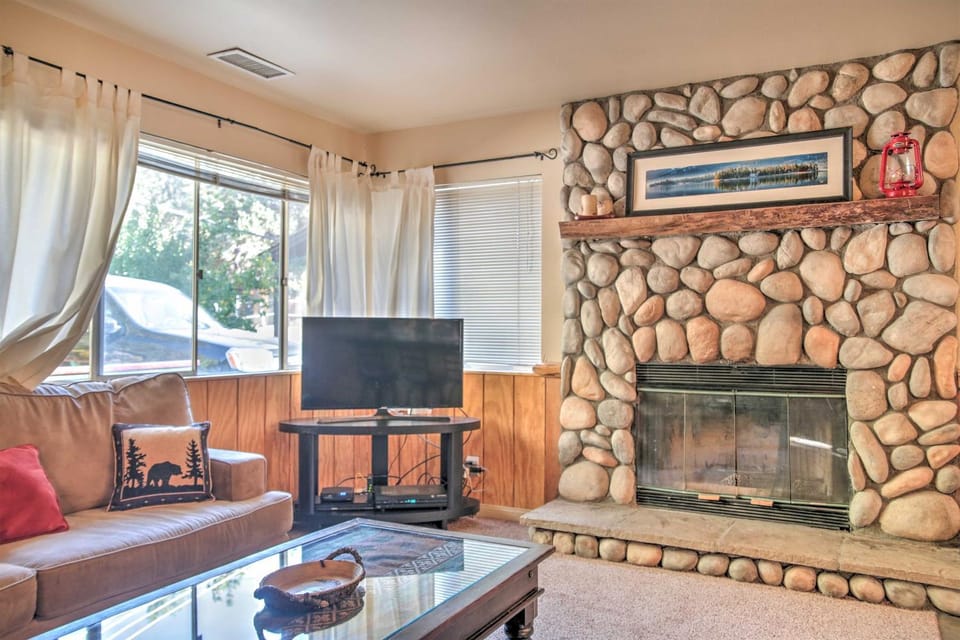 Serene Cabin w/ Hot Tub < 1 Mi to Bear Mountain! Cabin in Big Bear