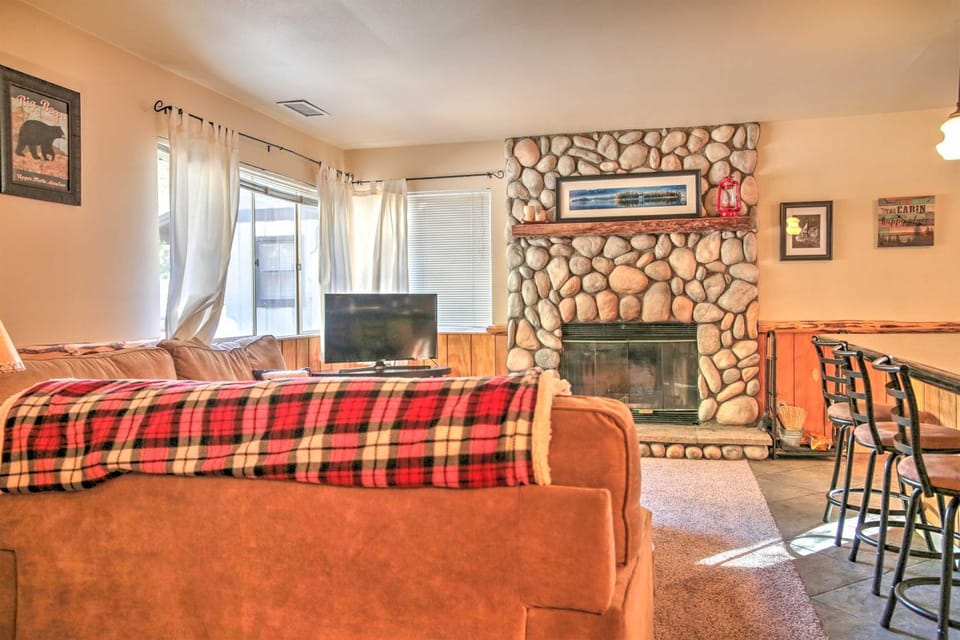 Serene Cabin w/ Hot Tub < 1 Mi to Bear Mountain! Cabin in Big Bear
