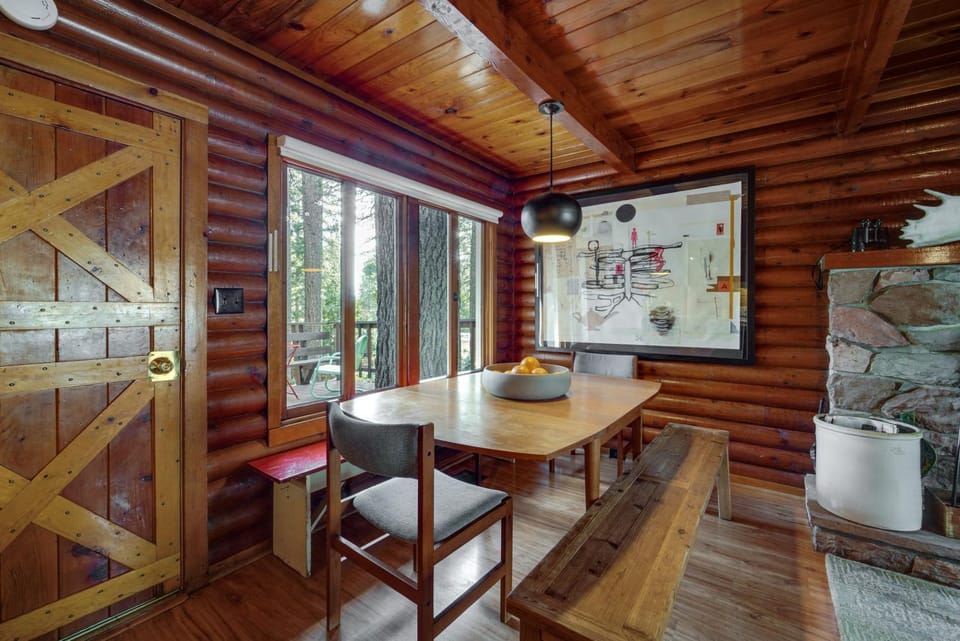 Boutique + Artsy Log Cabin in North Lake Tahoe! Cabin in Kings Beach