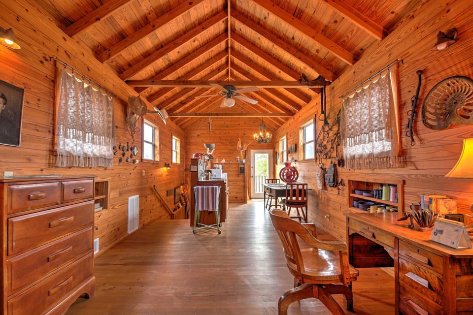 'Ark Bunkhouse' Fredericksburg Hideaway w/ Hot Tub House in Rio Grande