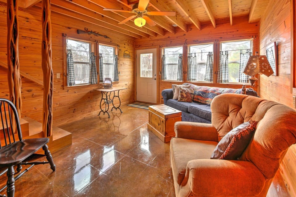 'Ark Bunkhouse' Fredericksburg Hideaway w/ Hot Tub House in Rio Grande