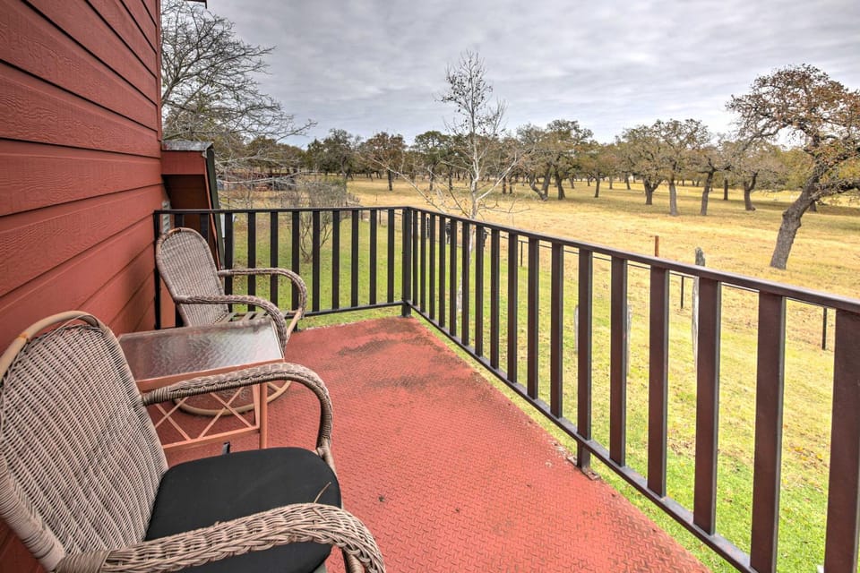'Ark Bunkhouse' Fredericksburg Hideaway w/ Hot Tub House in Rio Grande