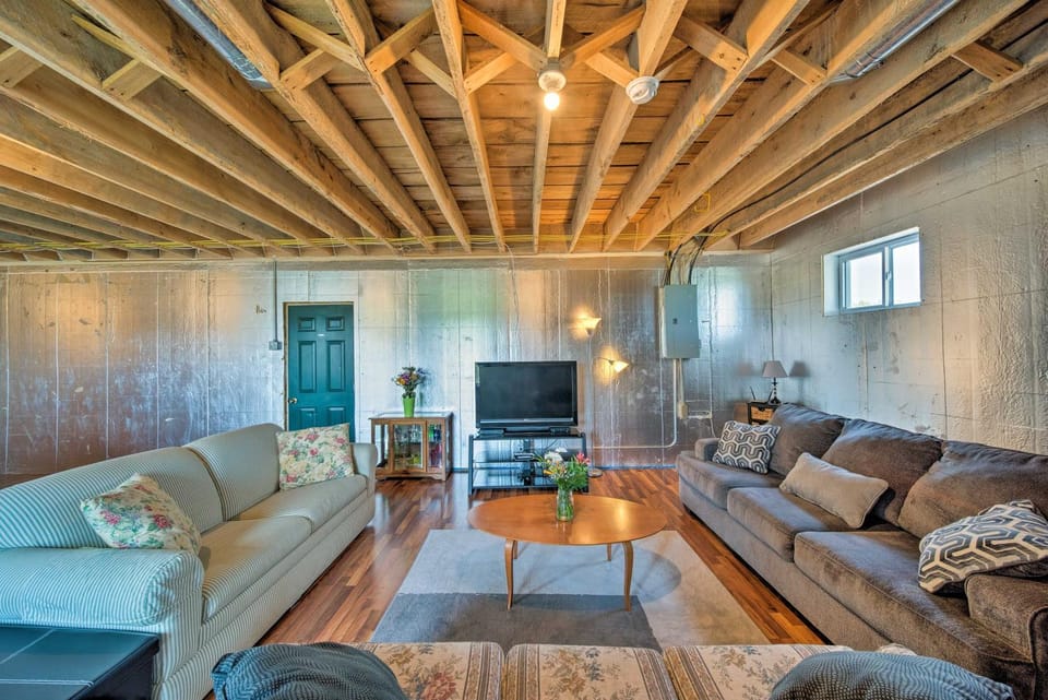 Updated Berger Cottage w/ Pool, on a Private Farm! House in Berger