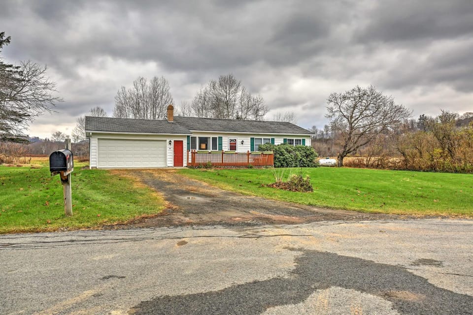 Serene Retreat - 7 Mi to All Star Village House in Otego