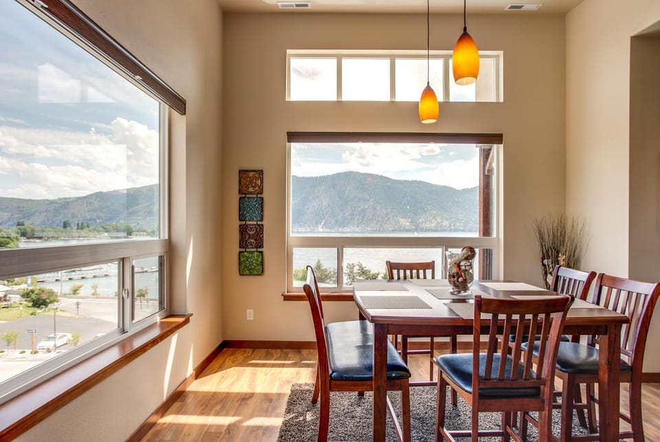 Marvelous Manson Condo, Steps to Lake Chelan Beach House in Manson