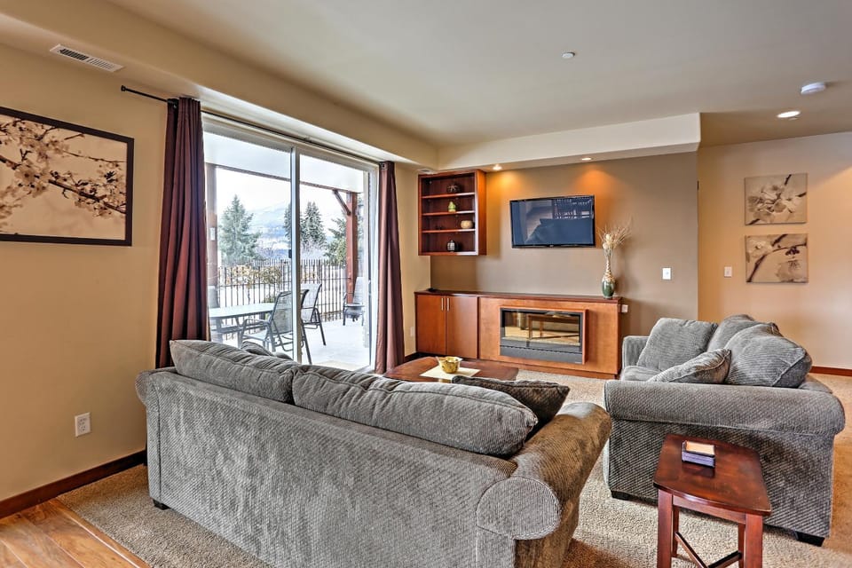 Marvelous Manson Condo, Steps to Lake Chelan Beach House in Manson