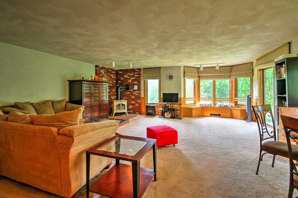 Scenic Bartlett Home w/ Deck - 1 Mi to Storyland! House in Glen