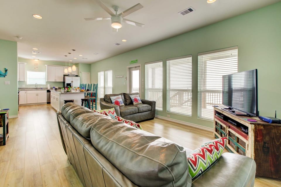 Gulf Access! Group-Friendly Gilchrist Beach House House in Bolivar Peninsula