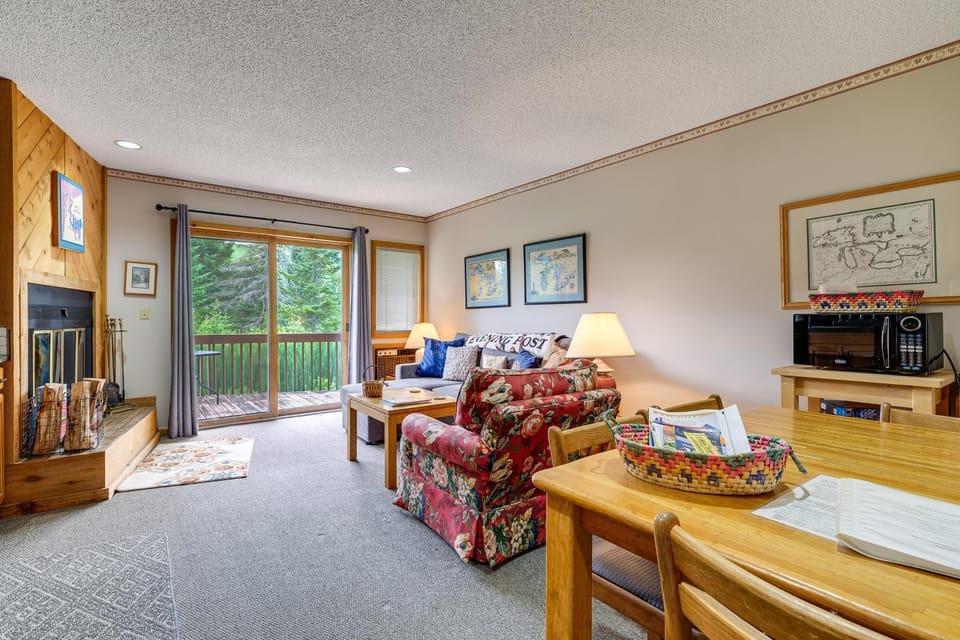 Condo on First Green w/ Deck at Schuss Mountain! House in Michigan