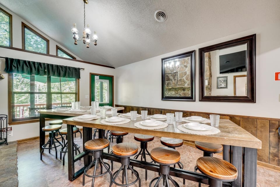 Rare 4-Acre Smoky Mtn Escape 3 Mi From Gatlinburg House in Cartertown