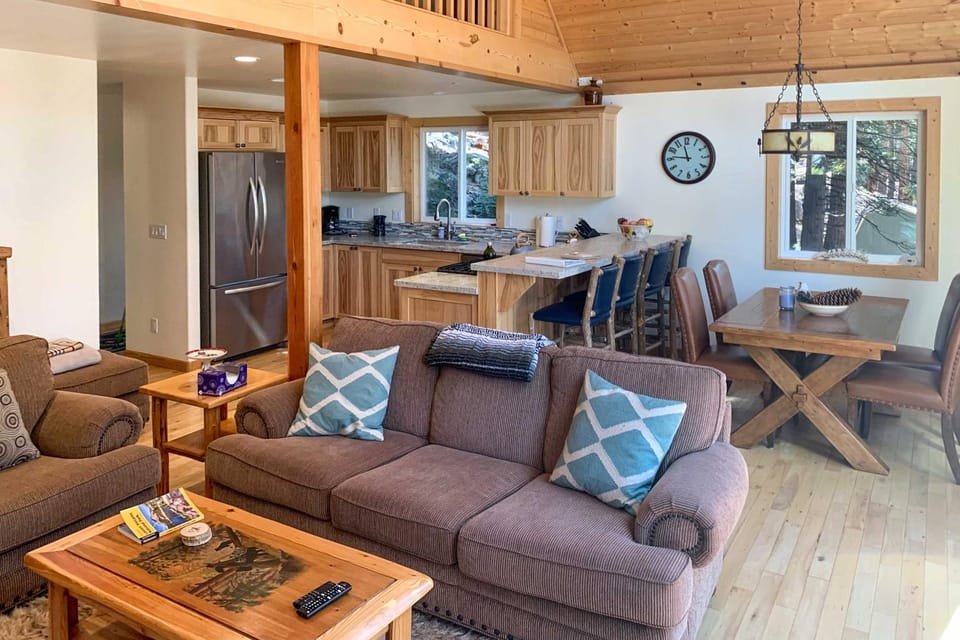 Rustic Retreat with Deck Steps From Lake Almanor! House in Lake Almanor