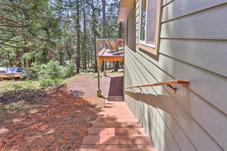 Rustic Retreat with Deck Steps From Lake Almanor! House in Lake Almanor