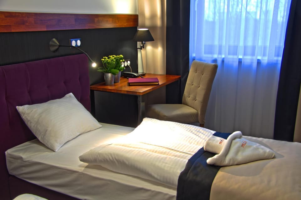 Bed, View (from property/room), Other, Photo of the whole room, Decorative detail, Seating area, Bedroom, On site