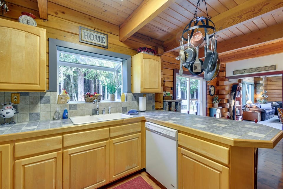 Peaceful Retreat on 10 Acres Less Than 7 Miles to La Push House in Washington