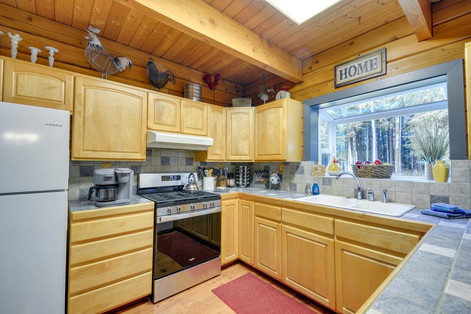 Peaceful Retreat on 10 Acres Less Than 7 Miles to La Push House in Washington