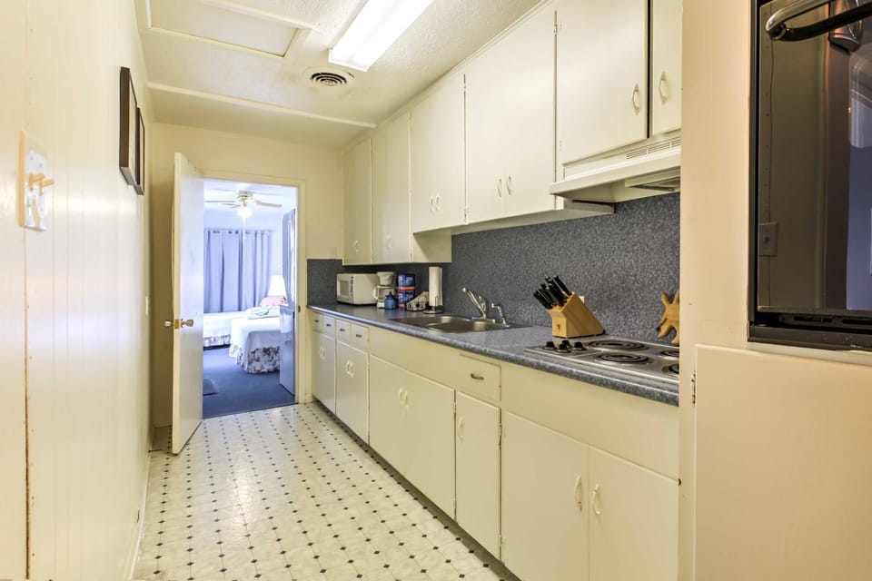 < 1/2 Mi to Porretto Beach! Couples Retreat Apartment in Texas City