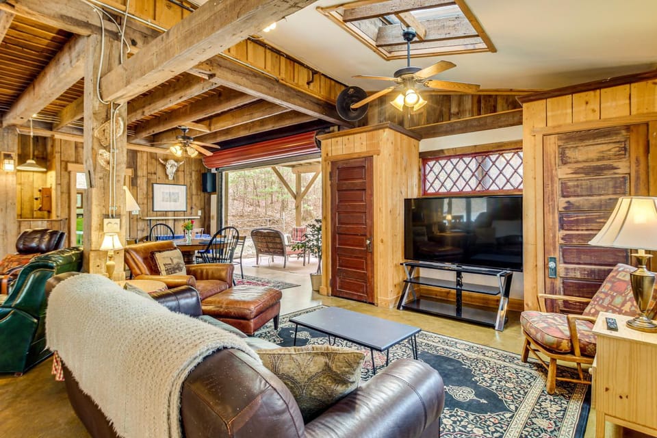 Jasper '7 Timbers' Cabin on 10 Acres w/ a Creek! Cabin in Georgia
