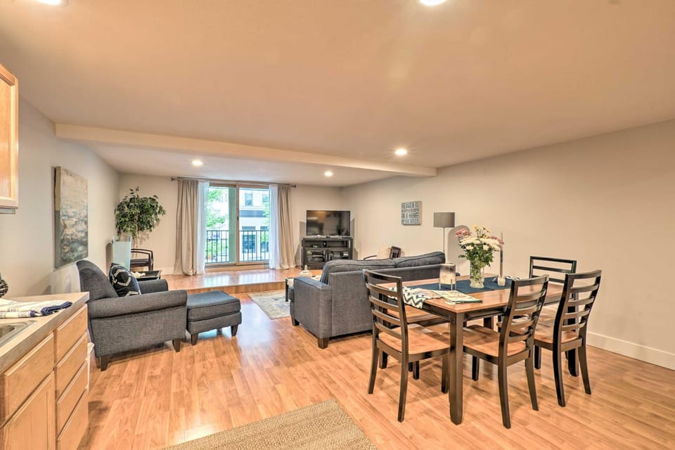 Cute Grand Haven Apartment: Walk Downtown Streets! Apartment in Grand Haven