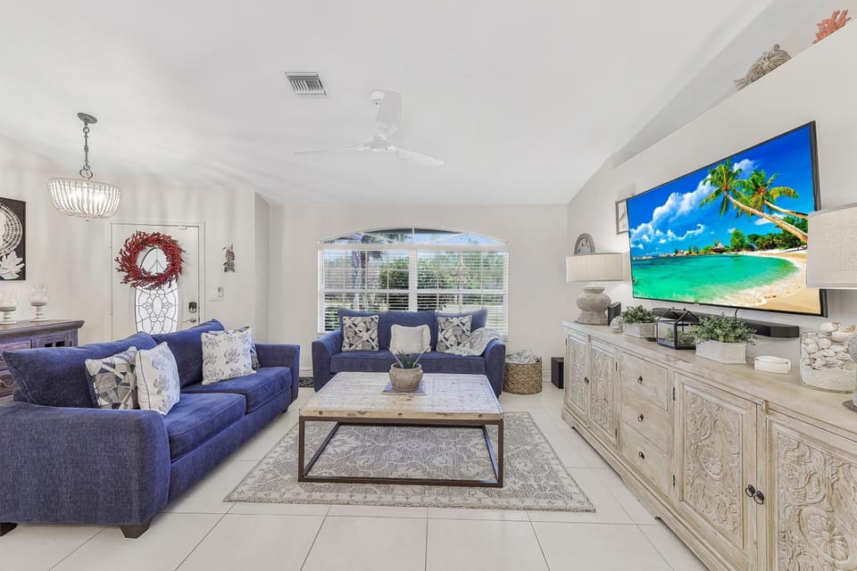 Quiet inland home with pool, two queen beds and grill House in Marco Island