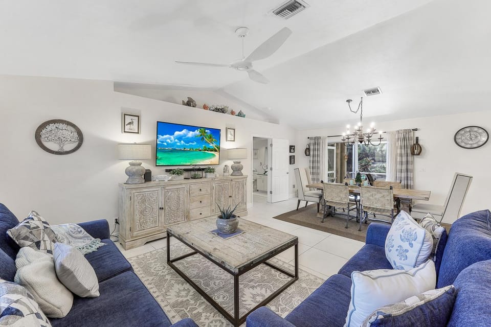 Quiet inland home with pool, two queen beds and grill House in Marco Island