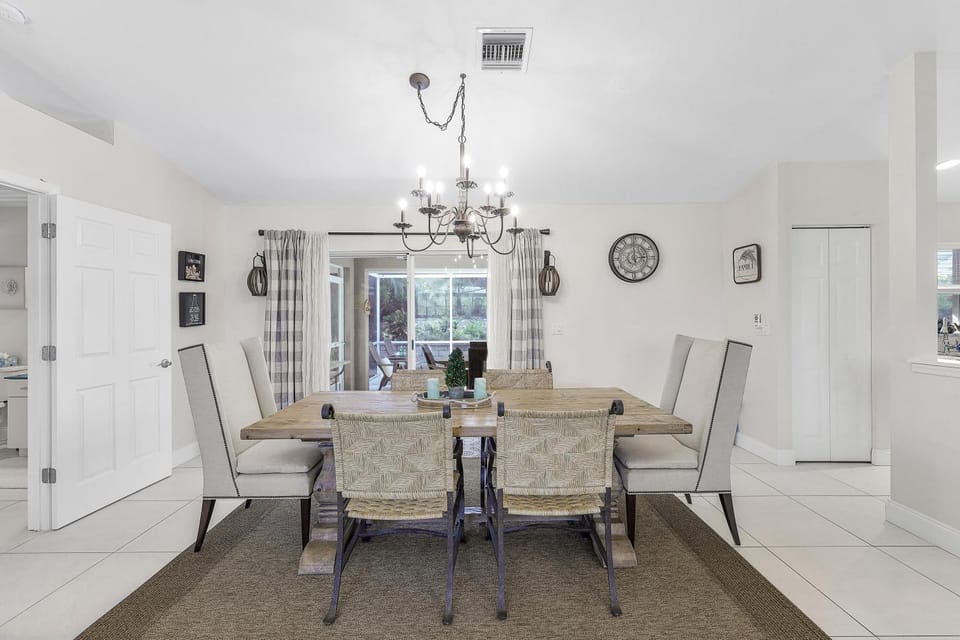 Quiet inland home with pool, two queen beds and grill House in Marco Island