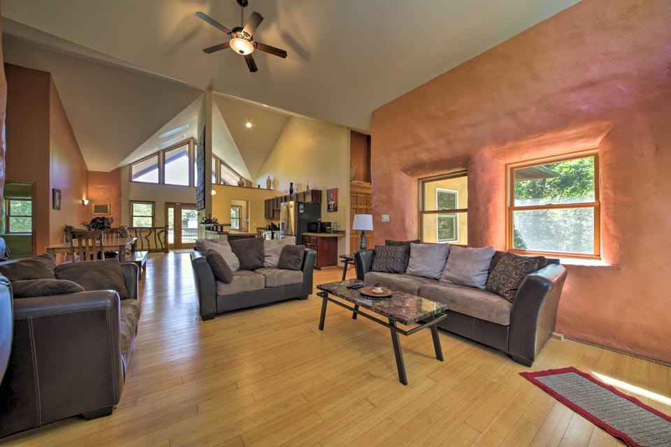 Peaceful Custom Carbondale Home w/ Deck, Near SIU! House in Makanda Township
