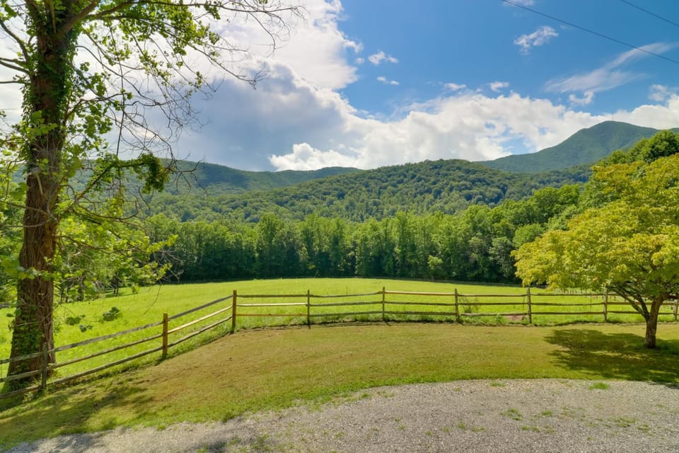 Candler Cabin with Deck and Mount Pisgah Views! Cabin in East Fork