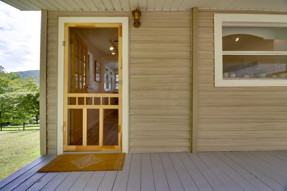 Candler Cabin with Deck and Mount Pisgah Views! Cabin in East Fork