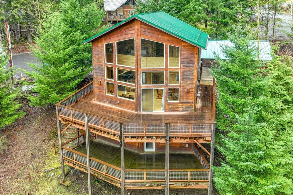 Grizzly Tower Packwood Cabin with Hot Tub! Cabin in Washington