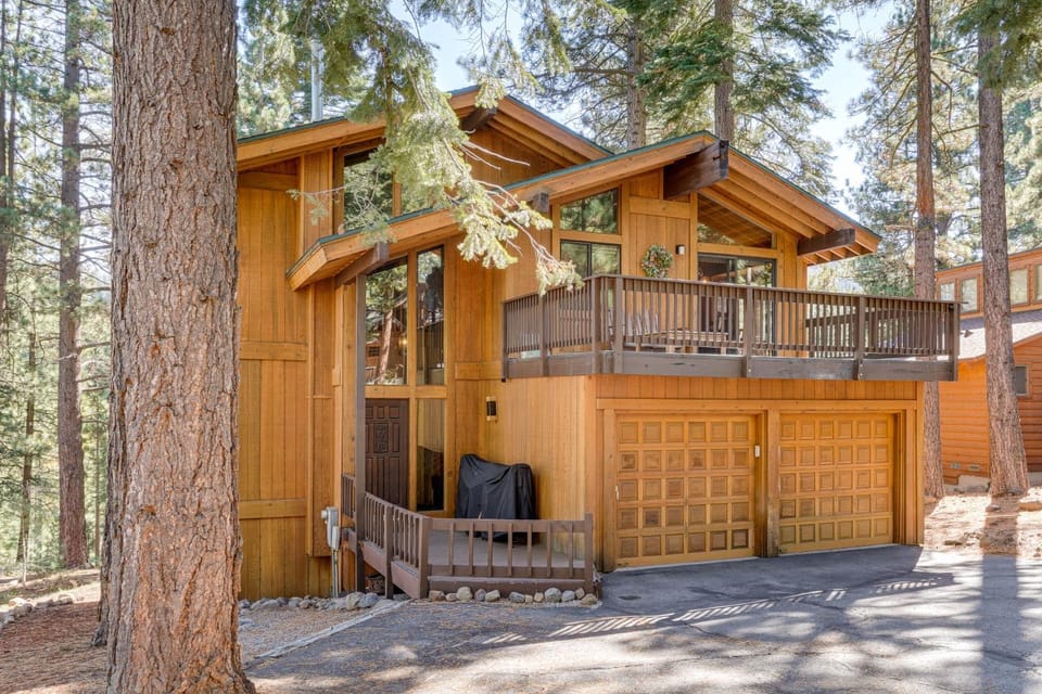 Family-Friendly Truckee Cabin Near Ski Shuttle! Cabin in Northstar Drive