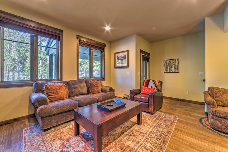 Central Mammoth Lakes Townhome ~ 1 Mi to Slopes House in Mammoth Lakes