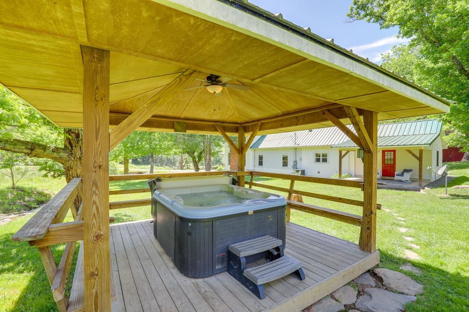 Secluded Marshall Farmhouse w/ Hot Tub! House in Tennessee