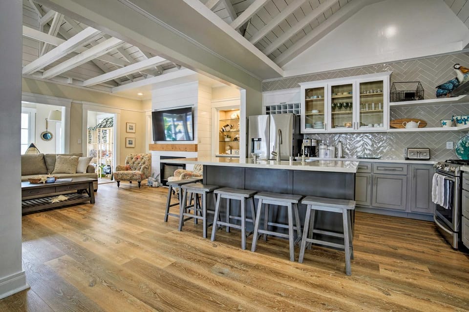 Charming Renovated Avalon Townhome, Walk to Beach! House in Avalon