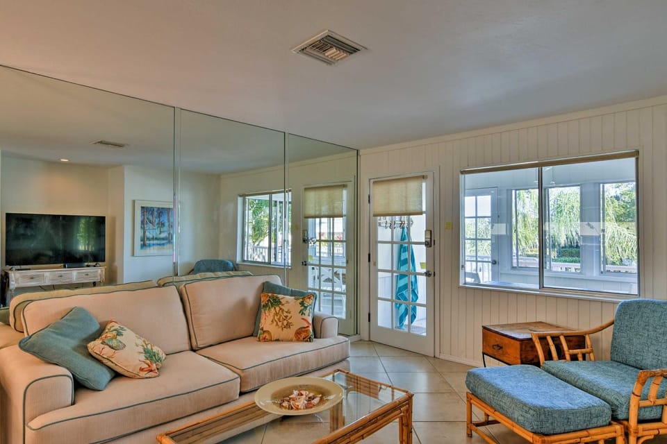 1/2 Mi to Beach! Siesta Key Home w/ Lanai House in Florida