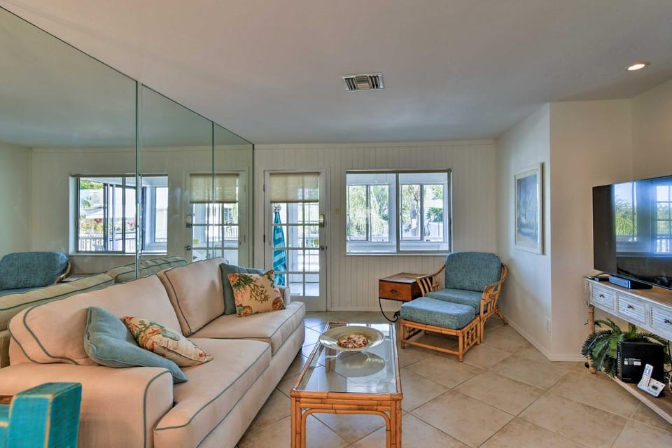 1/2 Mi to Beach! Siesta Key Home w/ Lanai House in Florida