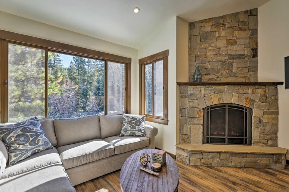 Walk to Ski Shuttle Truckee Condo with Hot Tub Apartment in Northstar Drive