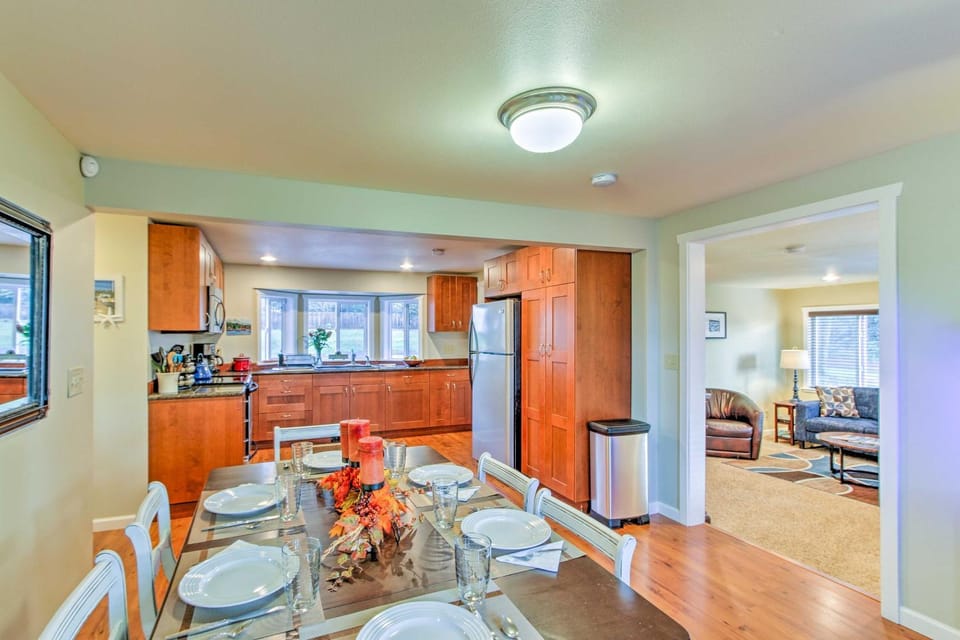 Peacock Hill Retreat on 1 Acre, 1 Mi to Harbor House in Gig Harbor