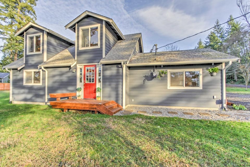 Peacock Hill Retreat on 1 Acre, 1 Mi to Harbor House in Gig Harbor