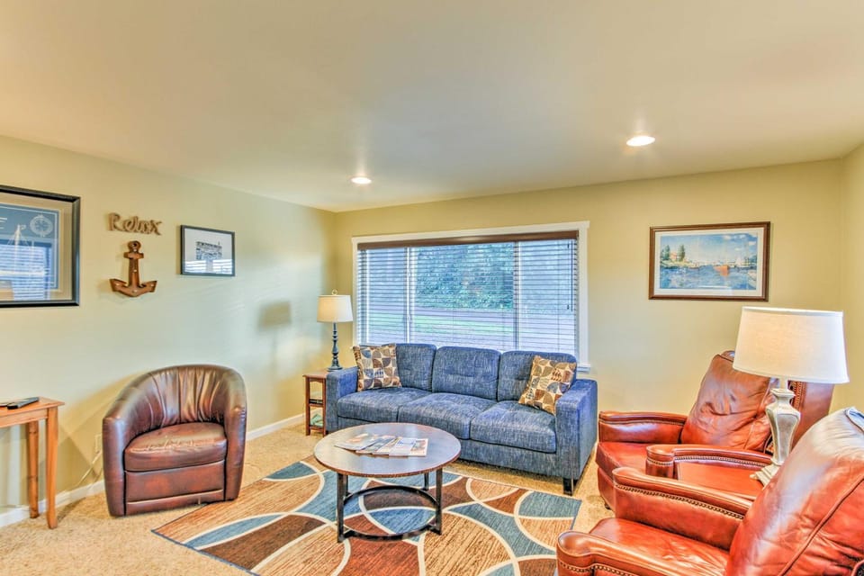 Peacock Hill Retreat on 1 Acre, 1 Mi to Harbor House in Gig Harbor