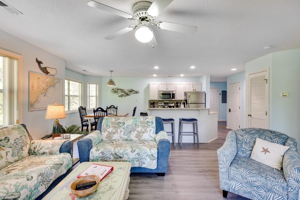 Coastal Condo w/ Screened Deck + Community Pool House in Saint James