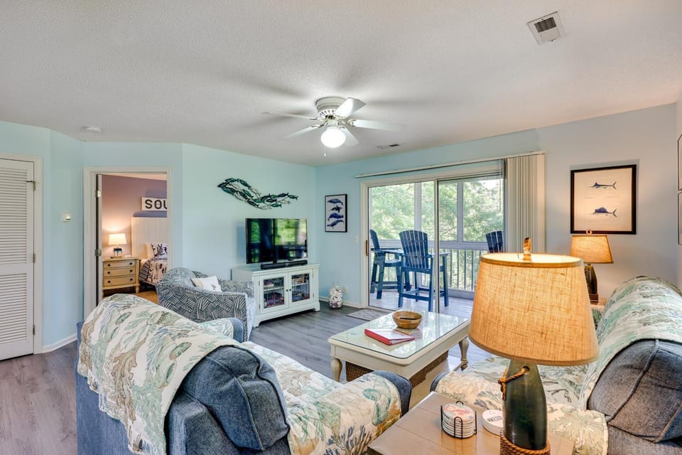 Coastal Condo w/ Screened Deck + Community Pool House in Saint James