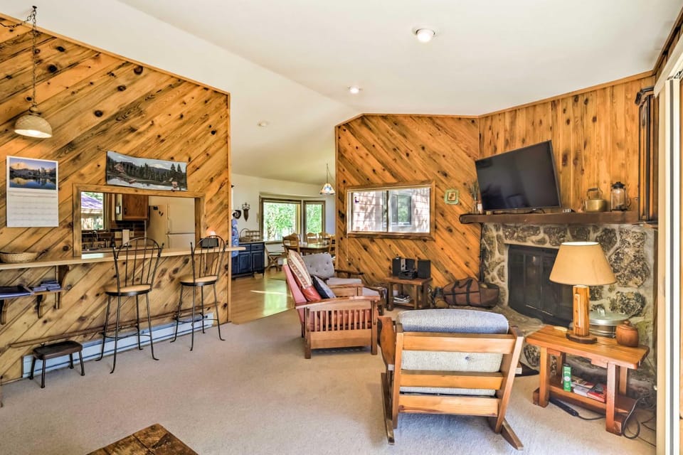 1 Mi to Peak 7: Home w/ Hot Tub in Breckenridge! House in Breckenridge